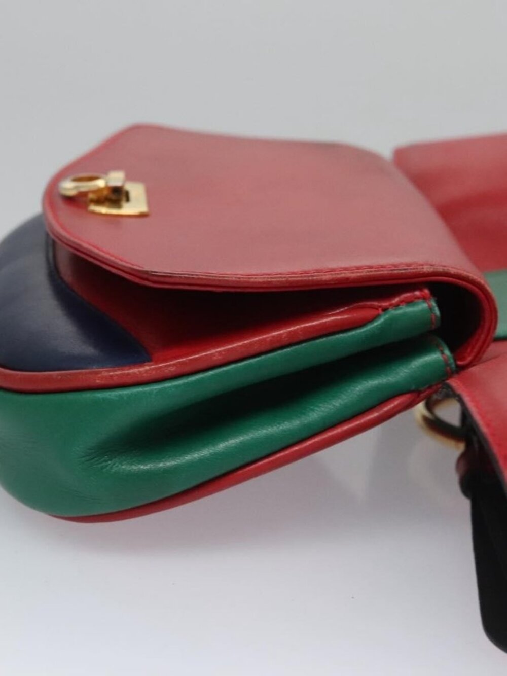 Salvatore Ferragamo Gancini Waist bag Leather Red Auth 115429 - Picture 4 of 16
